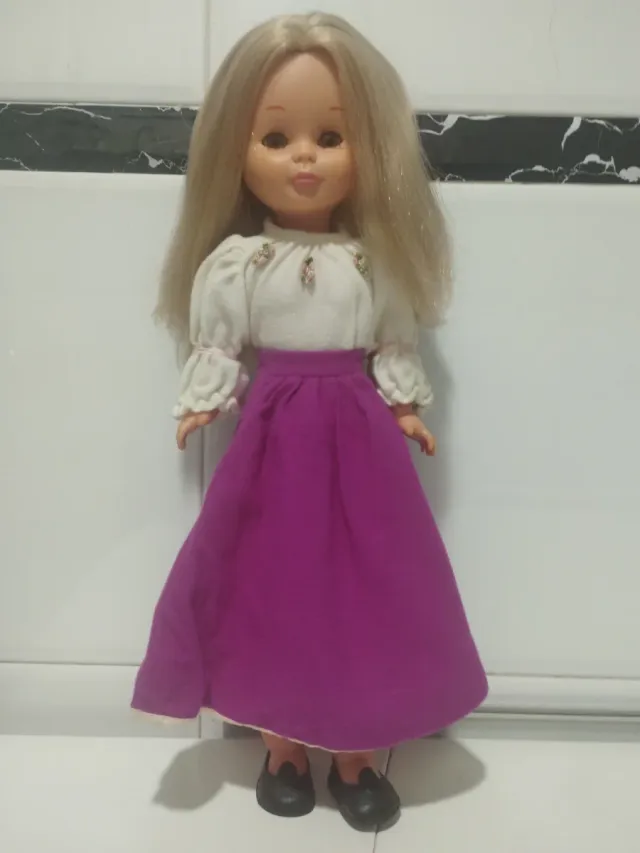 Bambola Nancy bionda anni '70 con stile iconico