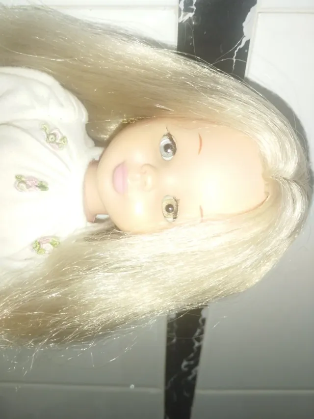 Bambola Nancy bionda anni '70 con stile iconico