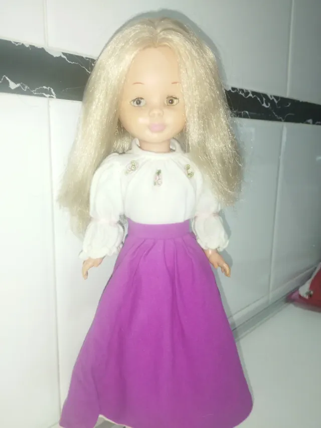 Bambola Nancy bionda anni '70 con stile iconico
