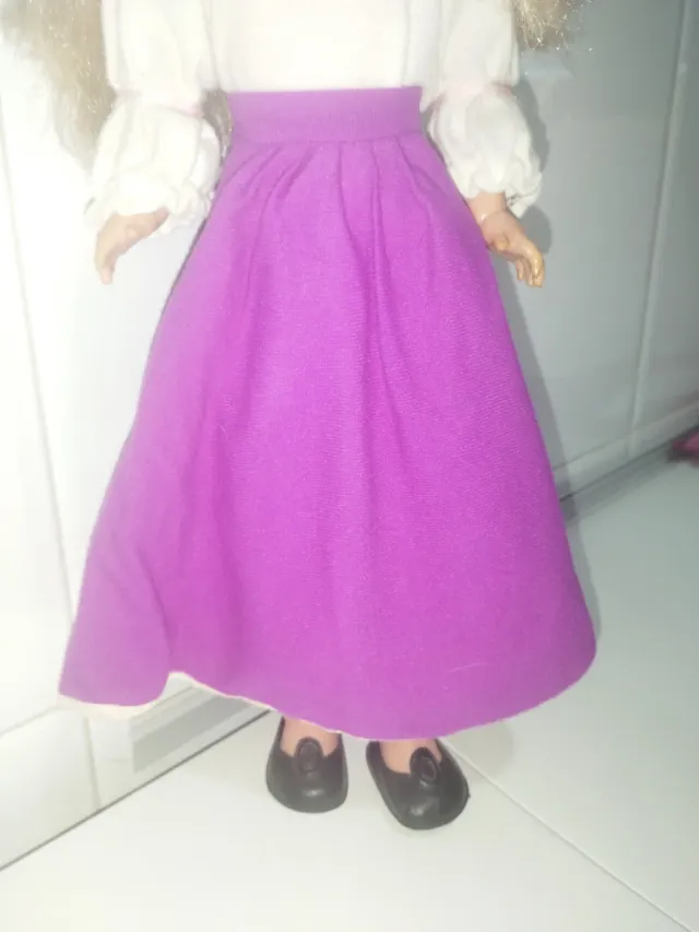 Bambola Nancy bionda anni '70 con stile iconico