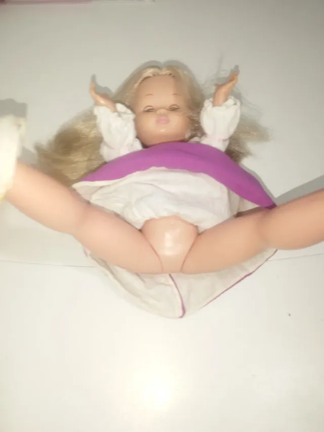 Bambola Nancy bionda anni '70 con stile iconico