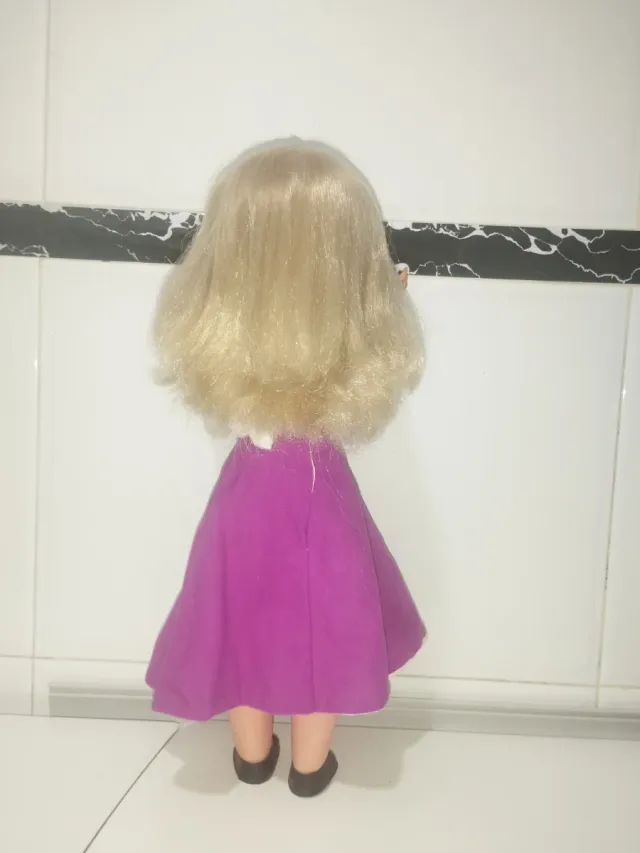 Bambola Nancy bionda anni '70 con stile iconico