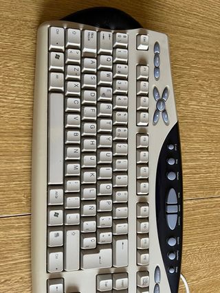 Teclado Genius Beige y Negro