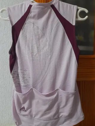 Camiseta Adidas sin mangas rosa y morada