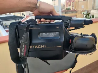 Cámara VHS Hitachi con fundas y cintas