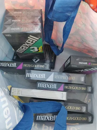 Cámara VHS Hitachi con fundas y cintas