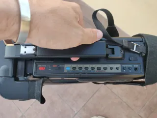Cámara VHS Hitachi con fundas y cintas