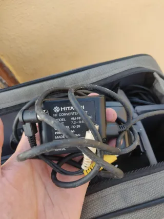 Cámara VHS Hitachi con fundas y cintas