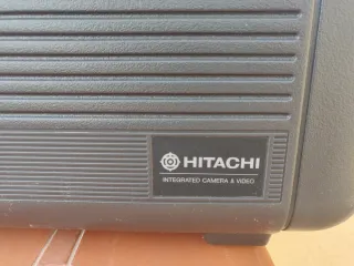 Cámara VHS Hitachi con fundas y cintas