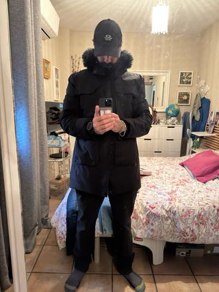 Parka Negra Closure London con Capucha