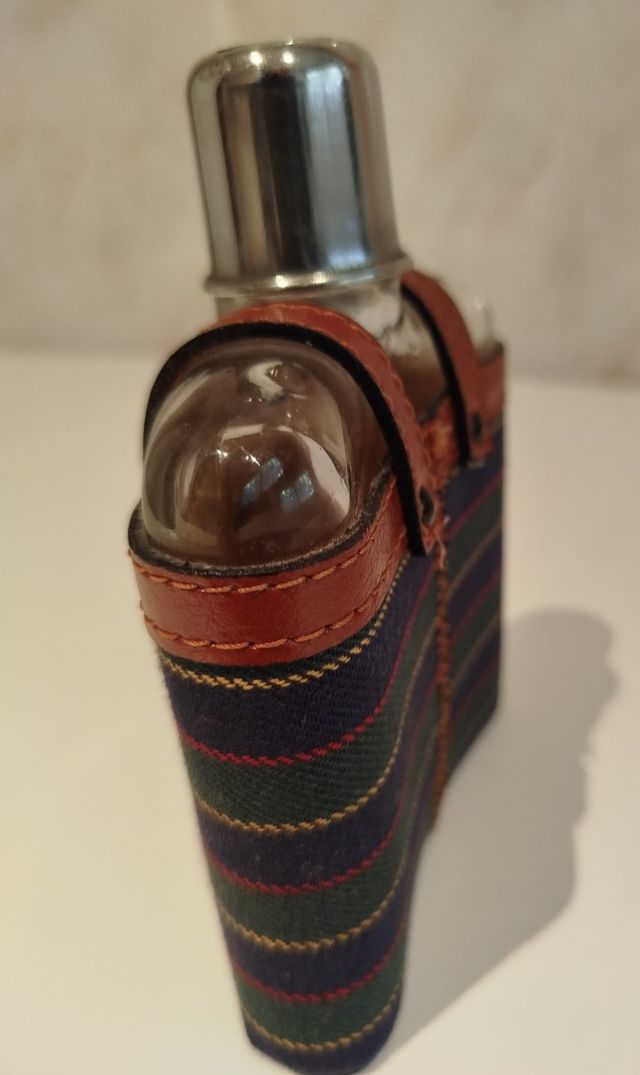 Petaca de vidrio y cuero