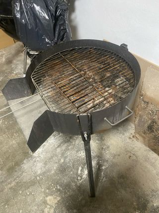 Barbacoa de metal negra y plateada