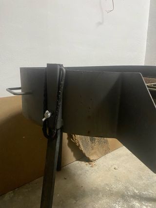 Barbacoa de metal negra y plateada