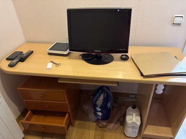 Escritorio de madera con cajones