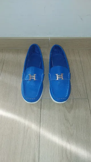 Mocasines azules con detalle H
