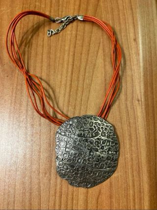 Collana artigianale con ciondolo effetto pelle