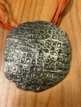 Collana artigianale con ciondolo effetto pelle