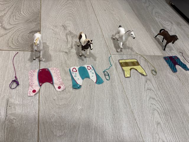 Set 4 Caballos Juguete con Accesorios