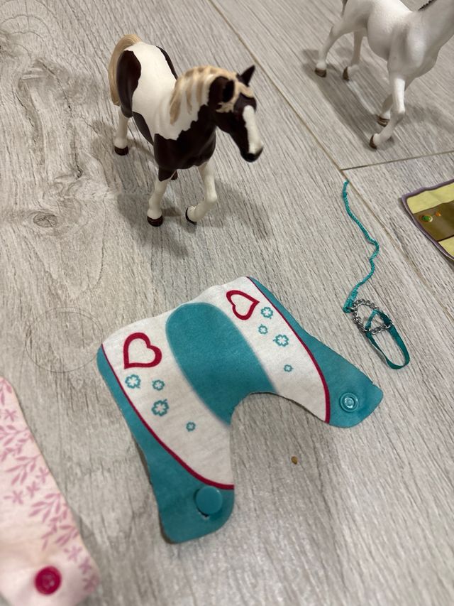 Set 4 Caballos Juguete con Accesorios