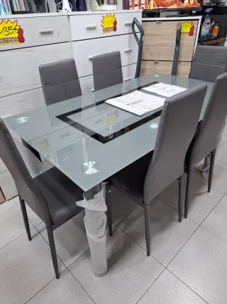 Mesa redonda negra con 4 sillas