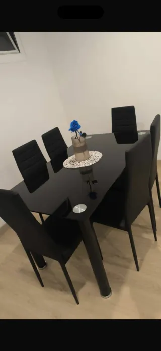 Mesa redonda negra con 4 sillas