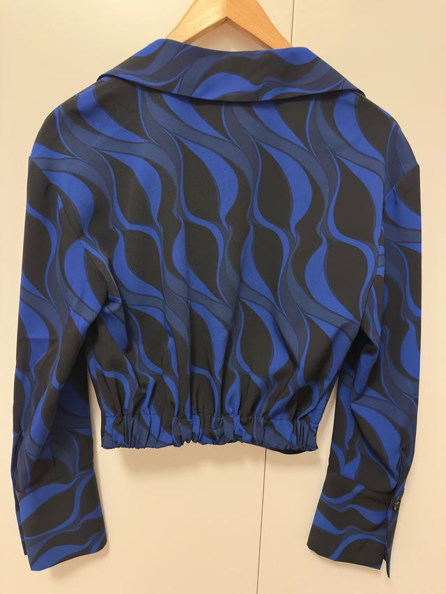 Blusa Zara blu e nera stampata