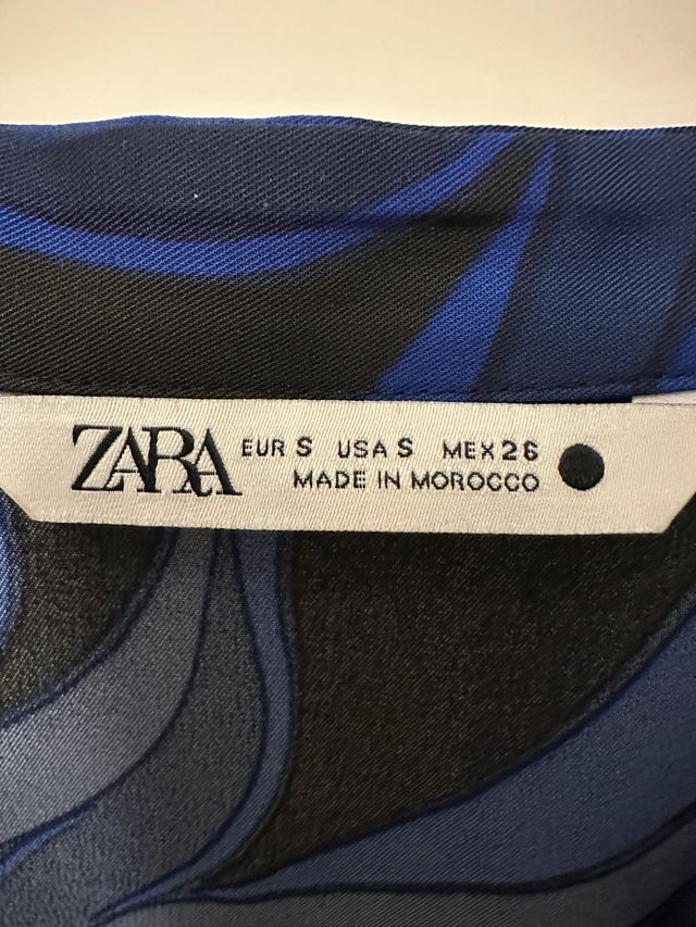 Blusa Zara blu e nera stampata