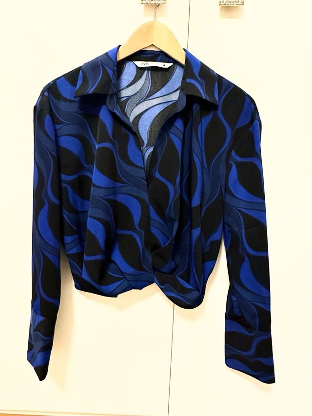 Blusa Zara blu e nera stampata
