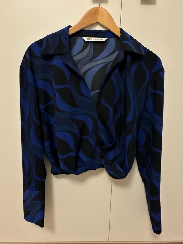 Blusa Zara blu e nera stampata