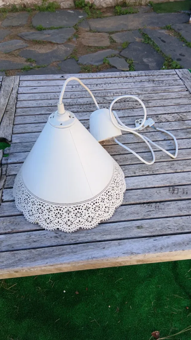 Lámpara ikea colgante blanca con detalle