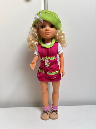 Muñeca Nancy con vestido rosa y sombrero
