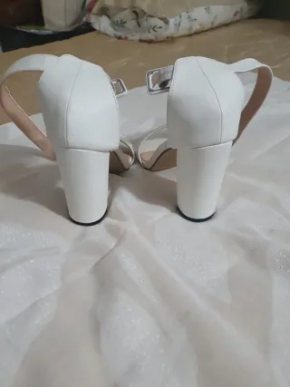 Zapatos de tacón elegantes blancos
