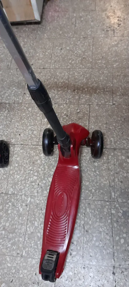 Monopattino rosso a 3 ruote