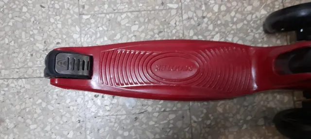 Monopattino rosso a 3 ruote