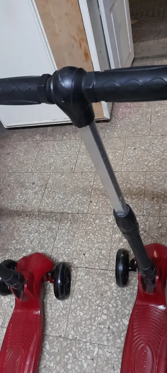 Monopattino rosso a 3 ruote