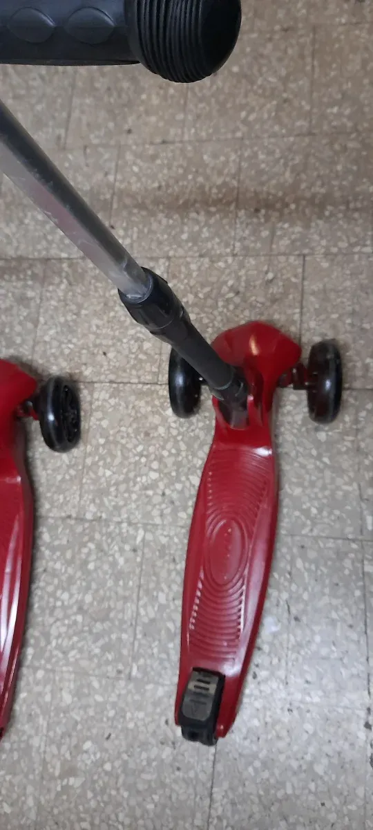 Monopattino rosso a 3 ruote