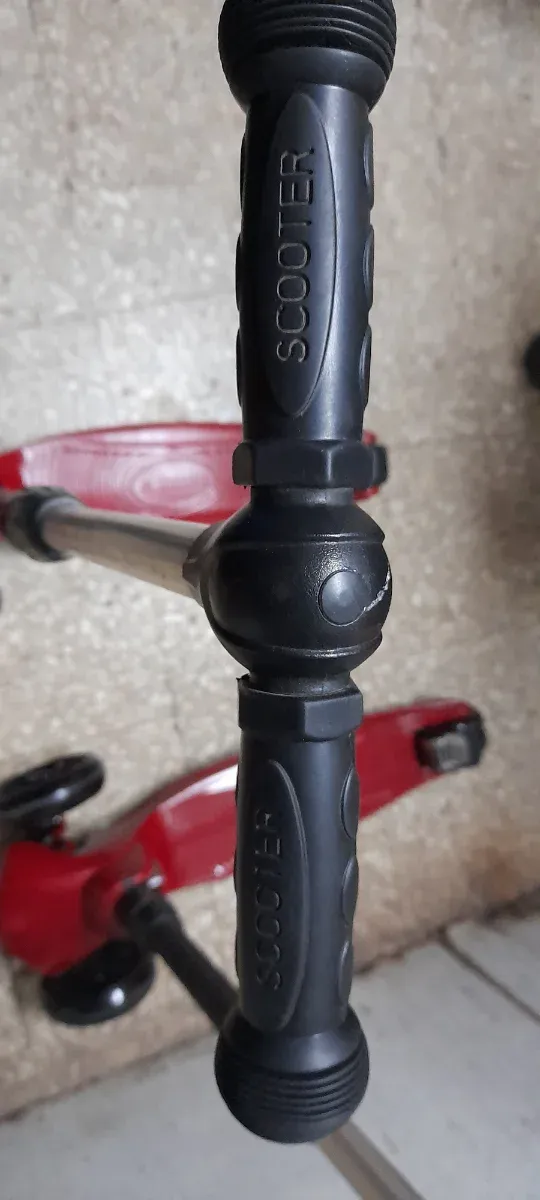 Monopattino rosso a 3 ruote