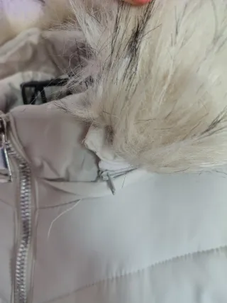 Anorak blanco con capucha y pelo