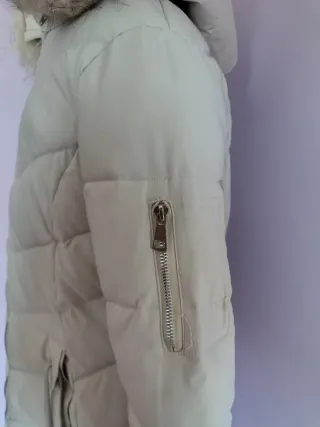 Anorak blanco con capucha y pelo
