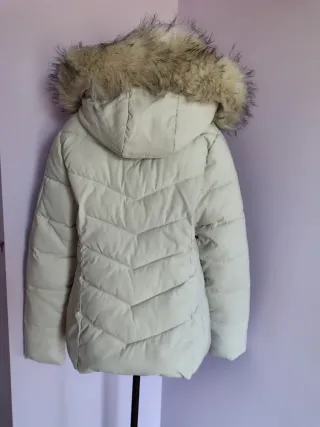 Anorak blanco con capucha y pelo