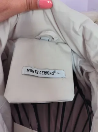 Anorak blanco con capucha y pelo