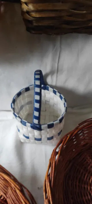 5 cestas de mimbre y bambú, hay 4 modelos