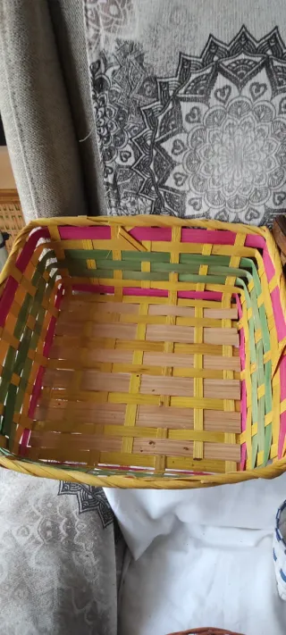 5 cestas de mimbre y bambú, hay 4 modelos