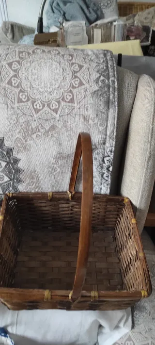 5 cestas de mimbre y bambú, hay 4 modelos