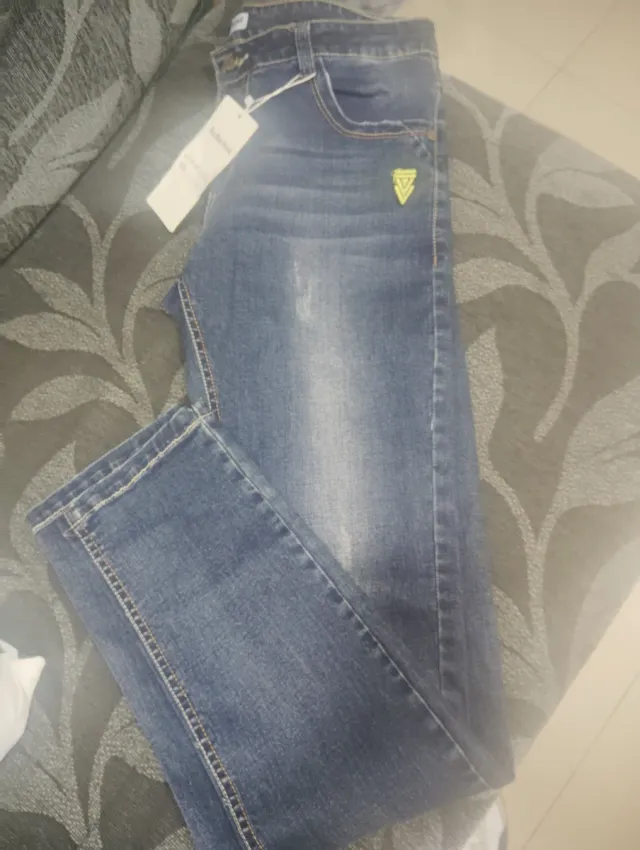 Vaqueros azules sin estrenar con etiqueta