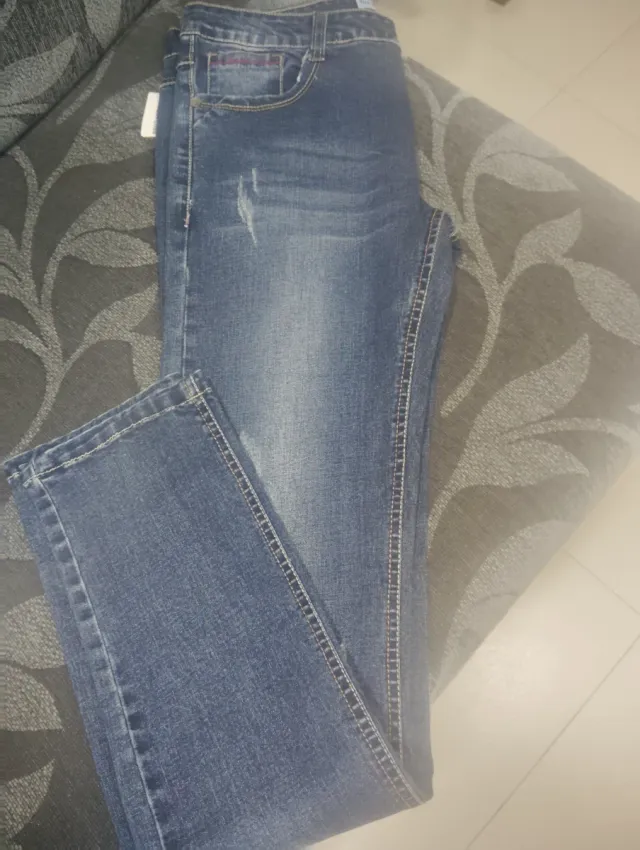 Vaqueros azules sin estrenar con etiqueta