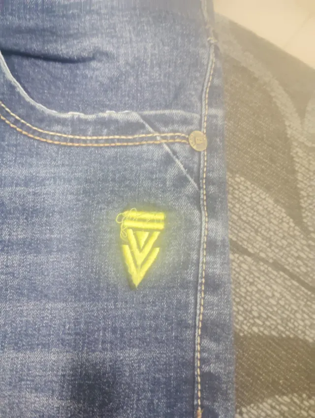 Vaqueros azules sin estrenar con etiqueta