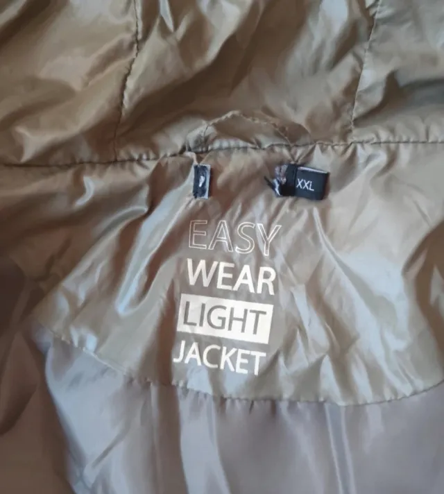 Chaqueta acolchada verde con capucha