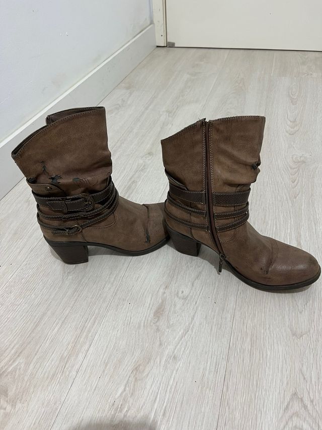Botas marrones con hebillas