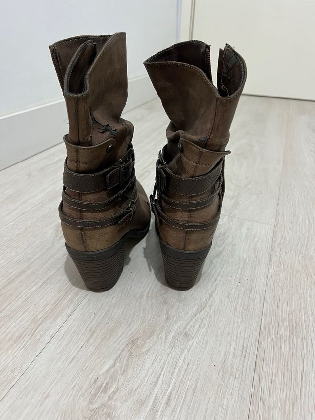 Botas marrones con hebillas